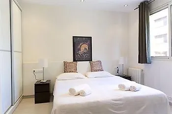 艾因比弗兰塞斯克马西亚对街公寓酒店 *